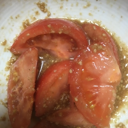 トマトを胡麻和えしようとは考えなかったです！美味しいですね。